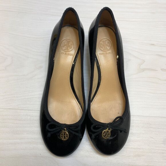 TORY BURCH/ Logo Charm Bow Patent Leather Wedge Sole Pumps Black Womens Size: 7M - Picture 6 of 10
